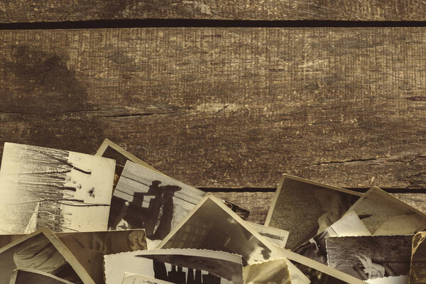 старые фотографии на деревянном столе
