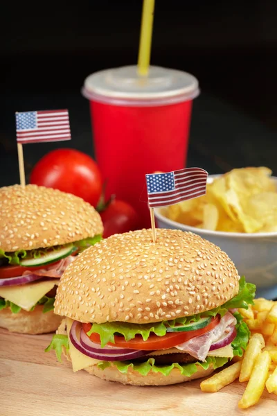 Fast Food Domowy Burger Podłoże Drewniane — Zdjęcie stockowe