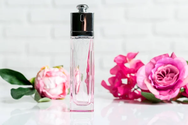 Botella Perfume Con Flores Vista Cerca —  Fotos de Stock