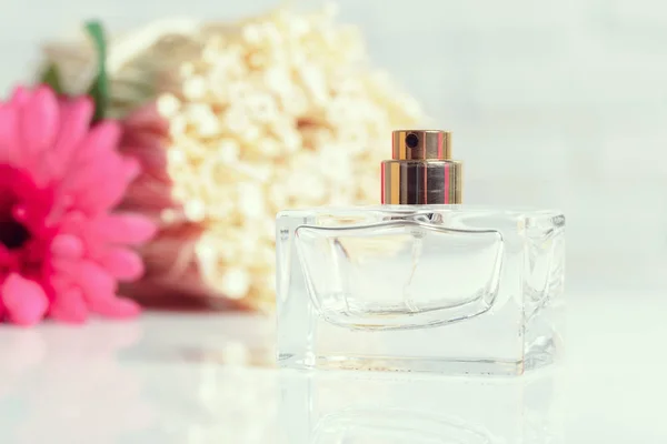 Frasco Perfume Com Flores Vista Perto — Fotografia de Stock