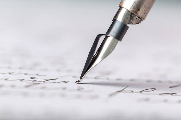 Фонтанная ручка на старинном рукописном письме
