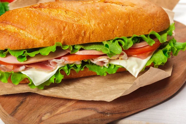 Sandwich Auf Einem Holztisch — Stockfoto