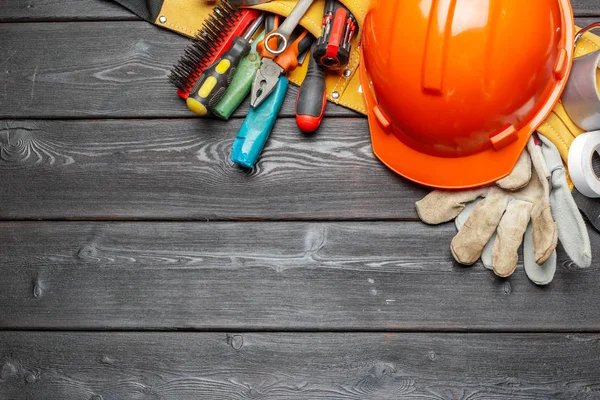 Verschiedene Arbeitsgeräte Auf Holztisch — Stockfoto