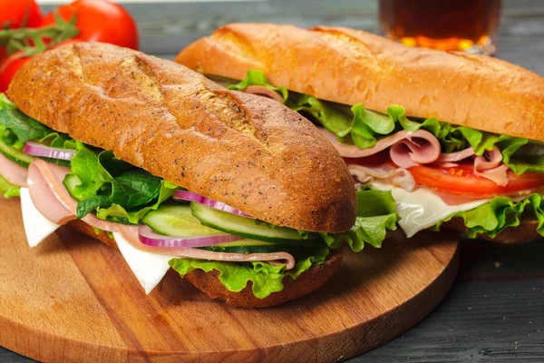 Sandwich Auf Einem Holztisch — Stockfoto