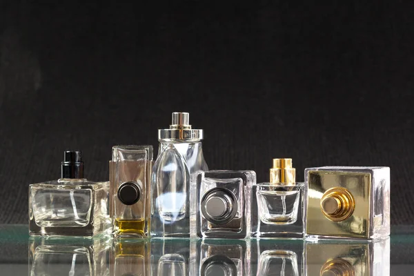 Parfümflaschen Auf Dunklem Hintergrund — Stockfoto