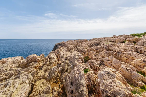sabah bir kayalık sahil görünümü