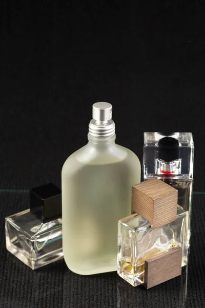 Parfümös Palackok Sötét Háttérrel — Stock Fotó