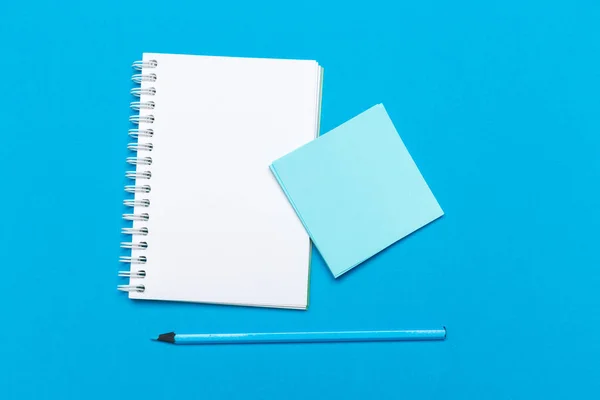 Cuaderno Blanco Sobre Mesa Azul — Foto de Stock