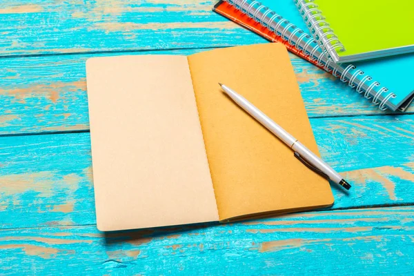 Espacio Trabajo Vista Superior Con Cuaderno Blanco Pluma Sobre Fondo — Foto de Stock