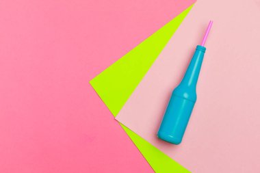 Lezzetli yaz renk arka plan üzerinde kokteyl ile düz yatıyordu kompozisyon