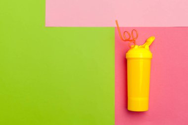 Lezzetli yaz renk arka plan üzerinde kokteyl ile düz yatıyordu kompozisyon