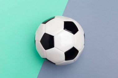 Futbol topu bir renk arka plan üzerinde