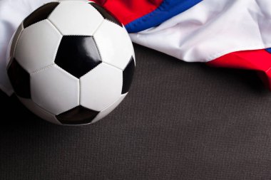 Futbol topu ile Rusya'nın bayrağı