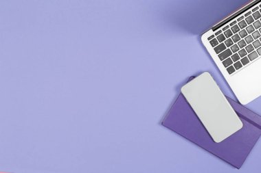 Renkli ofis resepsiyon masası bilgisayar ile. Kopya alanı ile Üstten Görünüm