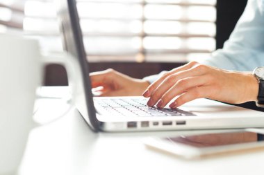 ofisinde çalışan iş kadını