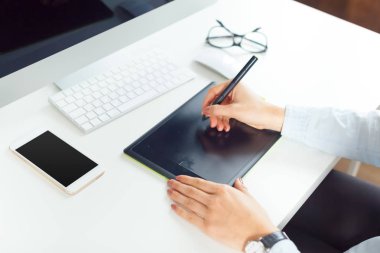 genç kadın tasarımcı grafik tablet kullanma