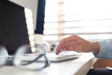ofisinde çalışan profesyonel iş kadını