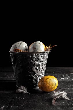 Mutlu Paskalyalar! Ahşap arka plan üzerinde Paskalya yumurtaları