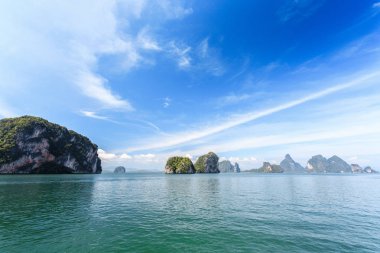 güzel tropikal deniz ve tepeler mavi gökyüzü altında doğal görünümü
