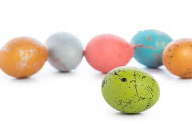 Paskalya yumurtaları beyazlar üzerinde izole