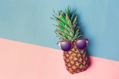 ananas gözlüklü renkli kağıt üzerinde