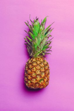 ananas renkli kağıt üzerinde