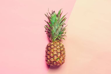 ananas renkli kağıt üzerinde