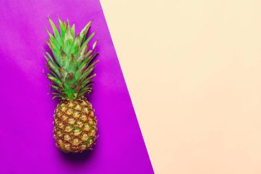 ananas renkli kağıt üzerinde