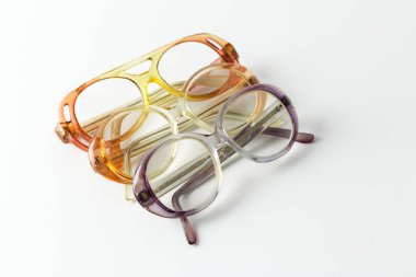 Gözlükler beyaza izole edilmiş.