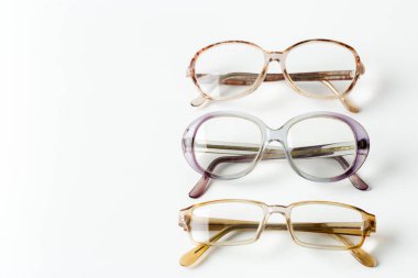 Gözlükler beyaza izole edilmiş.