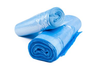 Beyaz arkaplanda izole edilmiş plastik çöp torbaları