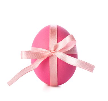 Beyaz arka planda izole edilmiş Paskalya yumurtaları