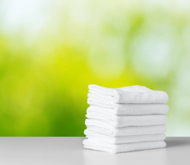 Katlanmış beyaz spa havlu yığını