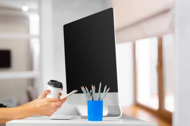 çalışma alanı bilgisayar ile çalışan el