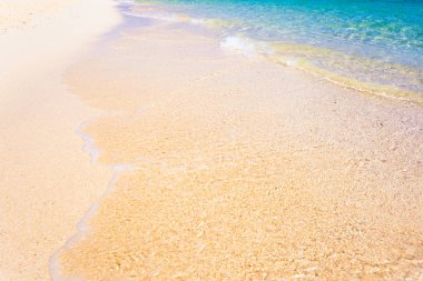 Kum plajında denizin dalgaları