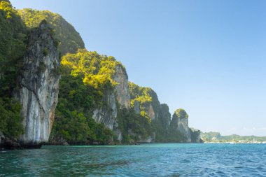 kayalar ve deniz gökyüzü karşı doğal görünümünü