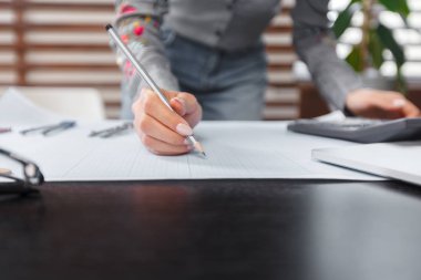 Bir ofiste işyerinde kadın mimar