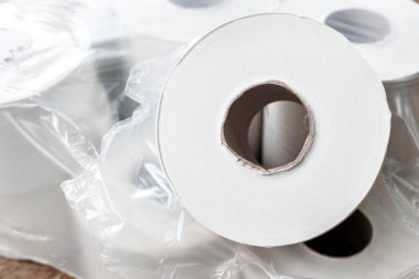Tuvalet kağıtları ahşap arka plan üzerinde