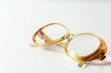 Gözlük üzerine beyaz, izole kapatmak görünümü