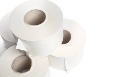beyaz arkaplanda tuvalet kağıdı