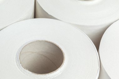beyaz arkaplanda tuvalet kağıdı