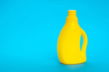 Mavi arka planda plastik şişe