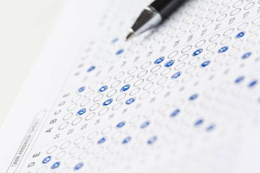yanıtlar ve kalem ile test puanı levha