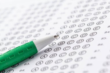 yanıtlar ve kalem ile test puanı levha