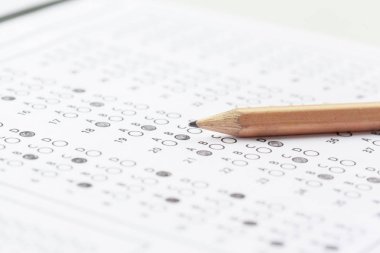 yanıtlar ve kalem ile test puanı levha