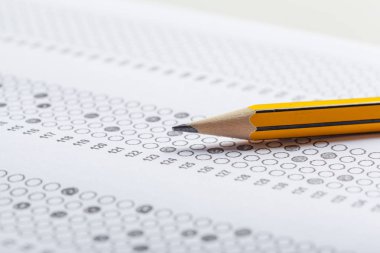 yanıtlar ve kalem ile test puanı levha