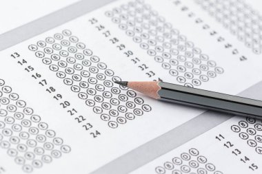 yanıtlar ve kalem ile test puanı levha