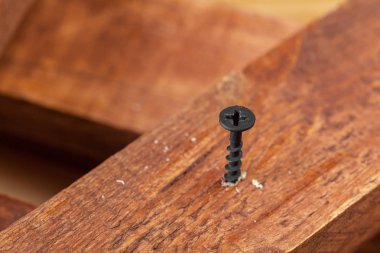 bir ahşap masa arka plan üzerinde vida