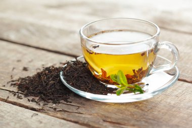 siyah çay nane ile ahşap bir masaya bırakır