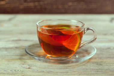 Ahşap masa üzerinde çay yakın bakış